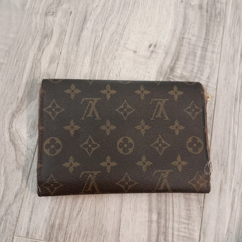 Louis Vuitton Monogram Pochette Passport Trifold Wallet - Picture 2 of 16